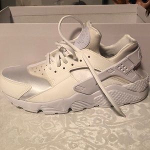 Nike Huaraches white size 9